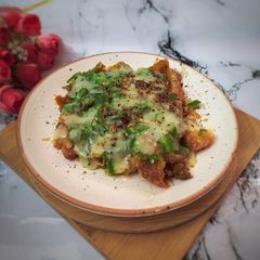 A picture of Chilli Cheese Samosa Chaat.