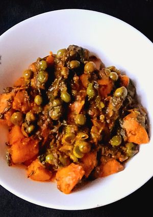 A picture of Aloo Palak Matar Sabzi.