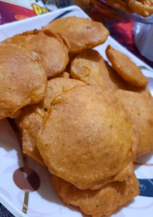 A picture of Aalo ke pakoray.