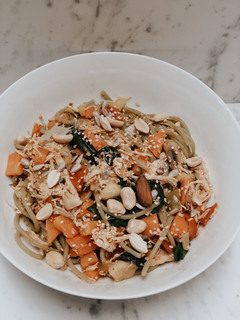 Una foto de Pasta de espinaca con pollo primavera (vegetales asados y maní) 🌱
