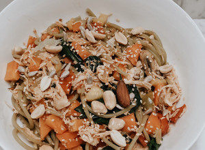 Una foto de Pasta de espinaca con pollo primavera (vegetales asados y maní) 🌱