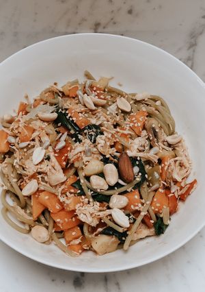 Una foto de Pasta de espinaca con pollo primavera (vegetales asados y maní) 🌱