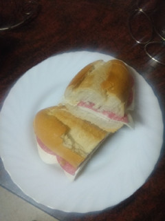 Una foto de Bocadillo de queso tierno y salami