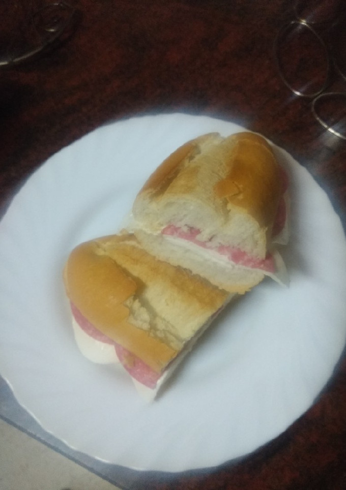 Una foto de Bocadillo de queso tierno y salami
