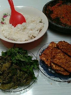 Foto resep Nasi putih+tempe goreng+lalapan