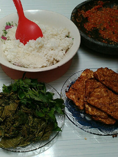Foto resep Nasi putih+tempe goreng+lalapan