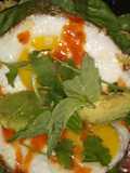 Sándwich de hierbas frescas con huevos estrellados