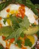 Sándwich de hierbas frescas con huevos estrellados