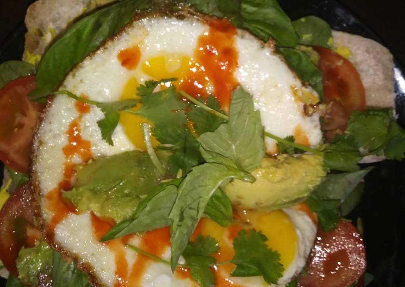 Sándwich de hierbas frescas con huevos estrellados