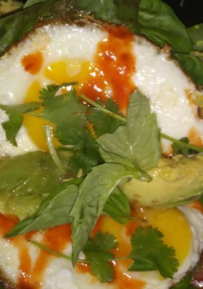 Una foto de Sándwich de hierbas frescas con huevos estrellados