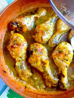 Una foto de Muslos de pollo en salsa de limón, ajos y perejil