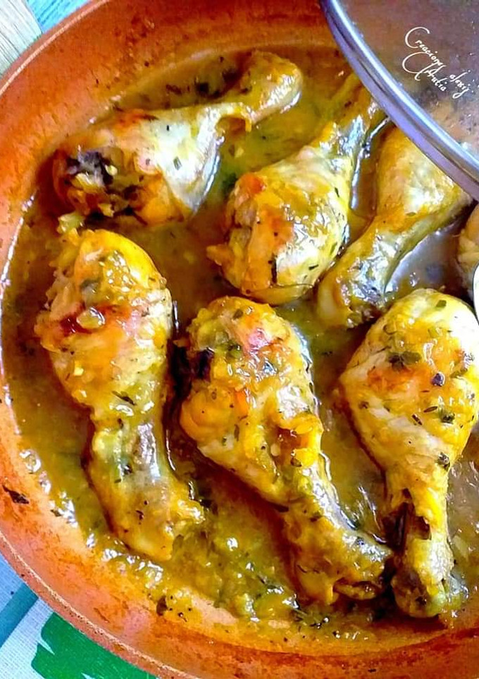 Una foto de Muslos de pollo en salsa de limón, ajos y perejil