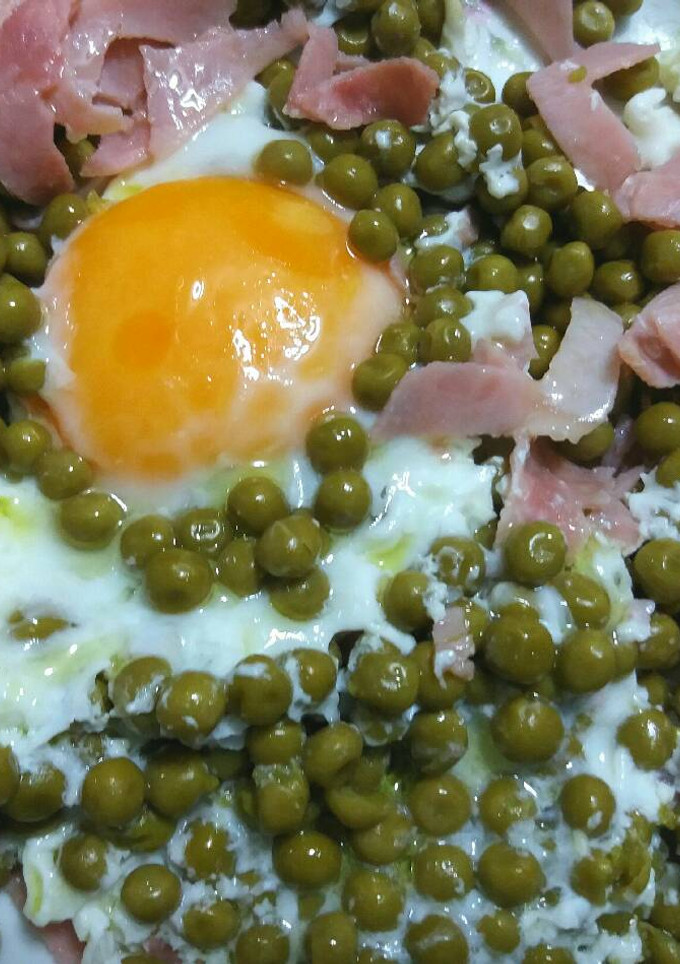 Una foto de Huevos fusionados en un salteado de guisantes🍃