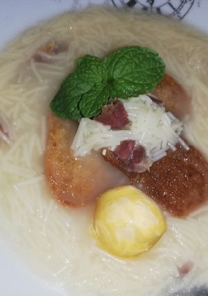 Una foto de Sopa de picadillo con fideos y picatostes