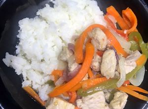 Una foto de Entrecot de cerdo con vegetales y arroz