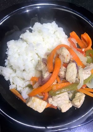 Una foto de Entrecot de cerdo con vegetales y arroz