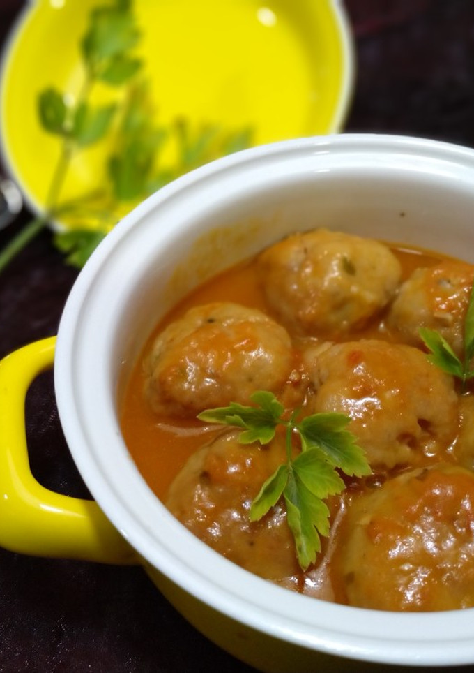 Una foto de Albóndigas de carne y garbanzos en salsa de tomate