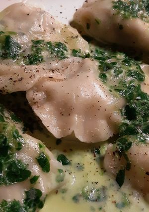 Une photo de Raviolis maison sauce crèmeuse au persil