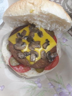 عکسی از دستور همبرگر قارچ و پنیر🍄🧀🍔