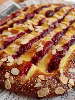Una foto de Coca de crema, coulis de frutos del bosque y almendras