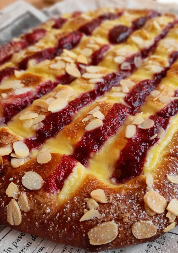 Una foto de Coca de crema, coulis de frutos del bosque y almendras