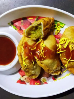 જામનગર ના ફેમસ તીખા ઘૂઘરા (Jamnagar Famous Tikha Ghughra Recipe In Gujarati) રેસીપી મુખ્ય ફોટો