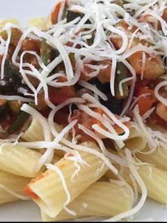 Una foto de Macarrones con todas las verduras que había en casa