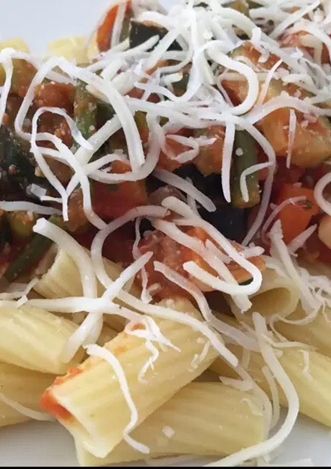 Una foto de Macarrones con todas las verduras que había en casa