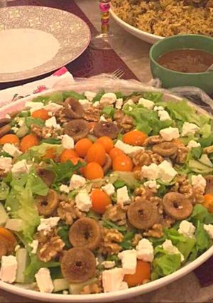 صورة لوصفة سلطة بجبنة الفيتا والجوز والتين👍