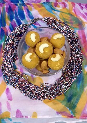A picture of Besan ladoo.