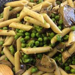 A picture of Pasta integrale con piselli novelli e funghi misti.