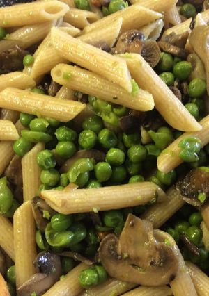 Foto di Pasta integrale con piselli novelli e funghi misti