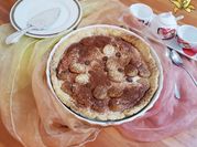 Una foto di torta tiramisù con savoiardi