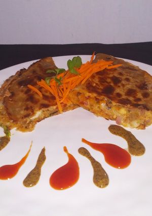 आलू चीज़ पराठा(Aloo Cheese Paratha recipe in Hindi) रेसिपी मुख्य फोटो