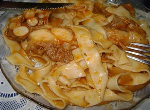Una foto de Tagliatelle con salsa de falda