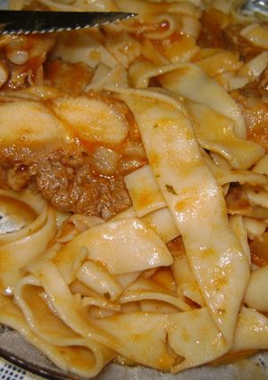 Una foto de Tagliatelle con salsa de falda