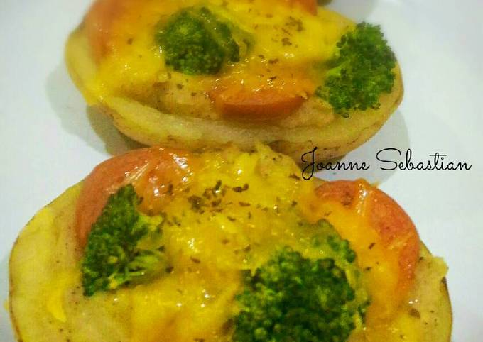 Bagaimana Menyiapkan Baked Potato with Broccoli &amp;amp; Cheese yang Enak Banget