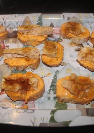 Una foto de Ventresca de atún sobre pan con mi crema de tomate