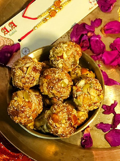 शुगर फ्री ड्राई फ्रूट्स के लड्डू(sugar free dry fruit ke laddu recipe in hindi) रेसिपी मुख्य फोटो