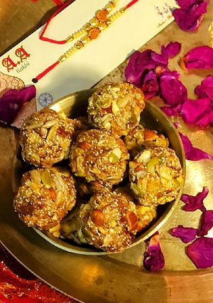 शुगर फ्री ड्राई फ्रूट्स के लड्डू(sugar free dry fruit ke laddu recipe in hindi) रेसिपी मुख्य फोटो