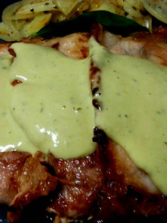 Una foto de Lomo de cerdo con salsa de espárragos y albahaca