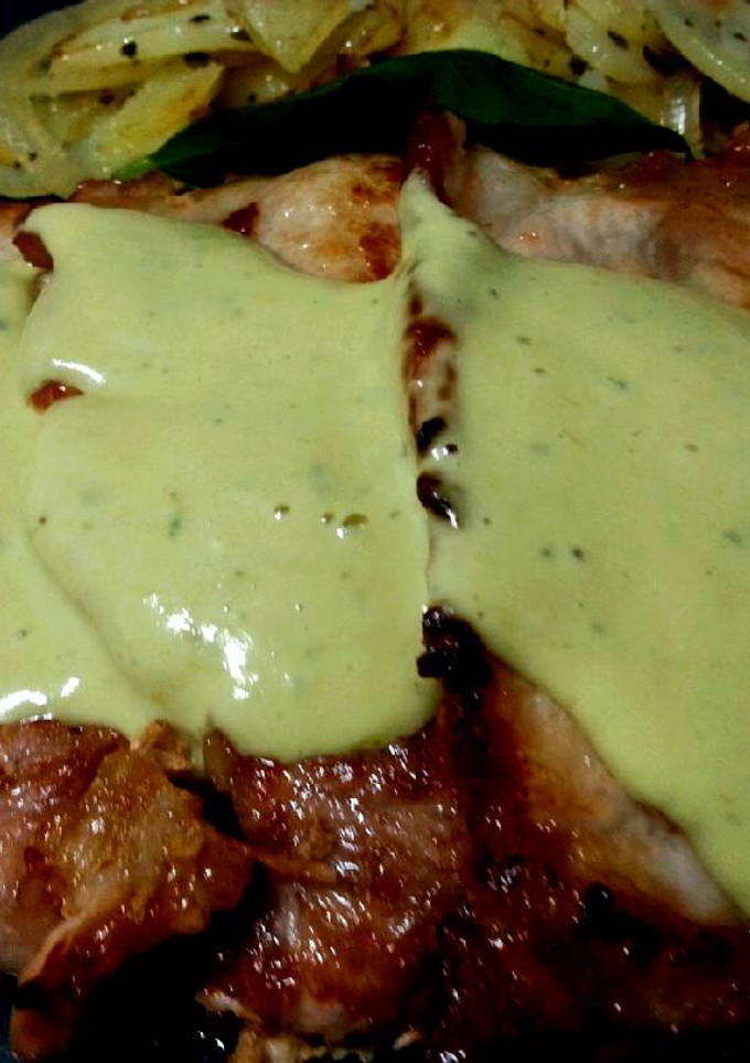 Una foto de Lomo de cerdo con salsa de espárragos y albahaca