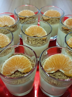 Una foto de Panna cotta de mandarina y galletas!