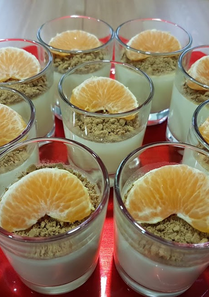Una foto de Panna cotta de mandarina y galletas!