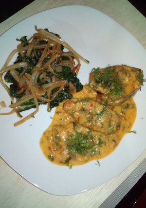 Una foto de Acelga salteada y pescado en crema de maracuyá