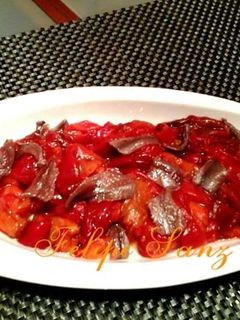 Una foto de Pimientos rojos asados con anchoas