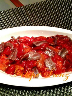 Una foto de Pimientos rojos asados con anchoas