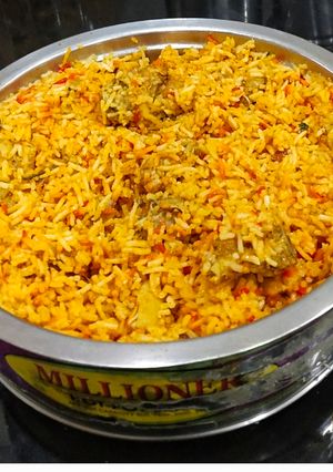 A picture of Hyderabadi Chicken Biryani.