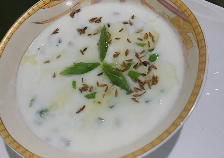 Spring onion raita