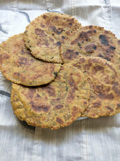 ઢેબરાં (Dhebra Recipe In Gujarati) રેસીપી મુખ્ય ફોટો